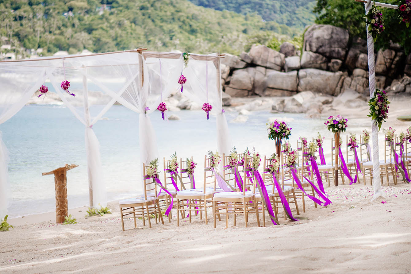 Heiraten auf Koh Phangan. Abbildung Hochzeitsdekoration mit Blumenschmuck am Strand